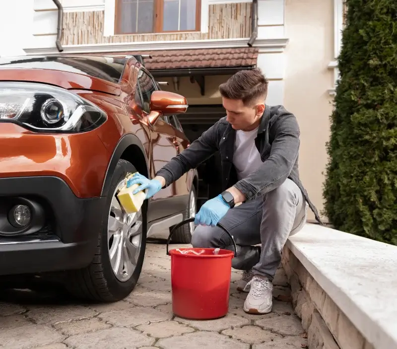 Lavage auto à domicile Cuinzier : professionnel intervenant sur un véhicule